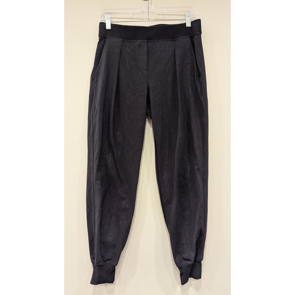 Lululemon Yoga Party Pant In Desert Snake Embossed Black Size 8